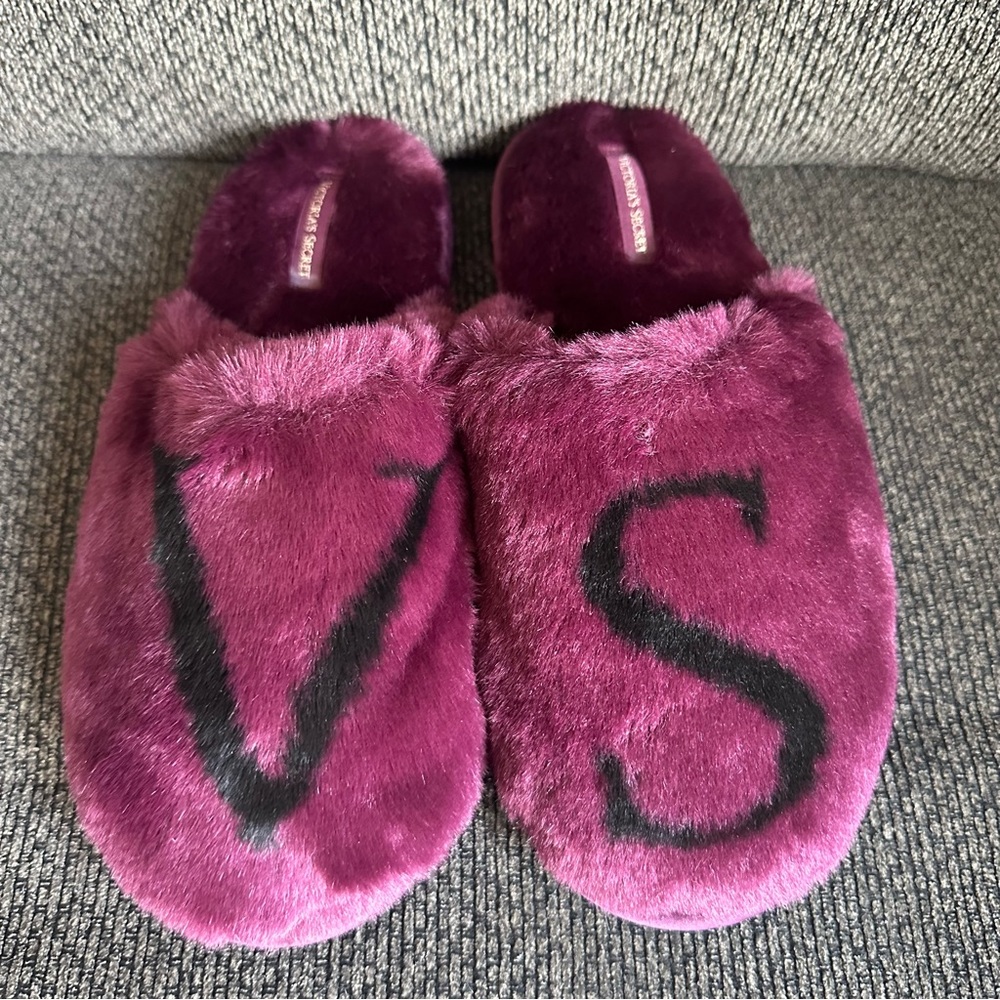 Victorias Secret Faux Fur Closed Slipper